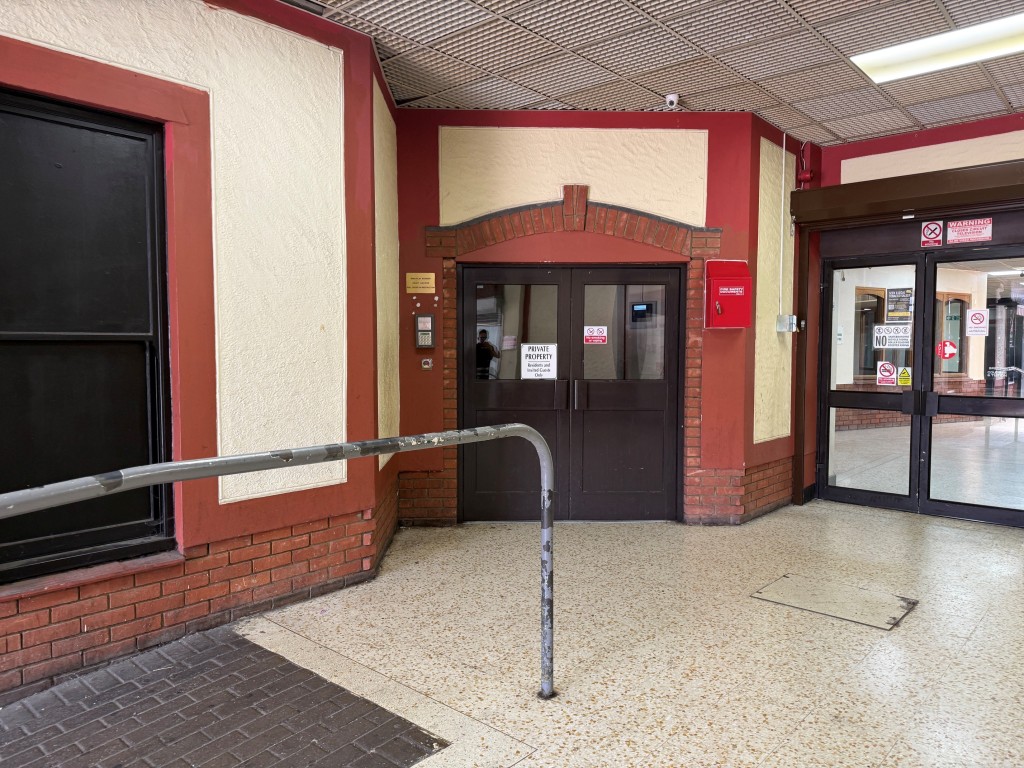 Lot: 139 - FLAT FOR IMPROVEMENT - Communal entrance door to flats